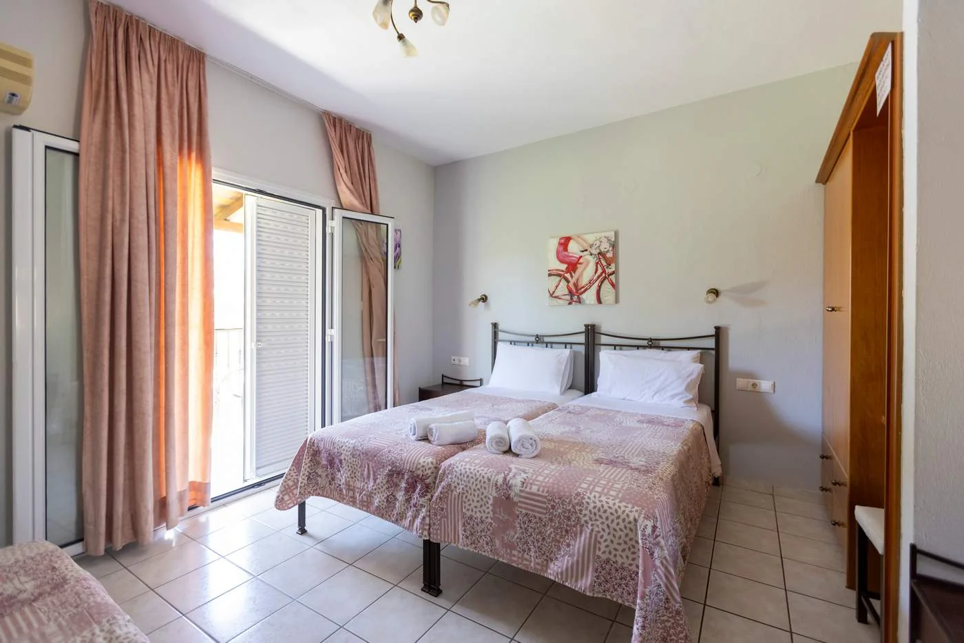 Double studio and balcony door