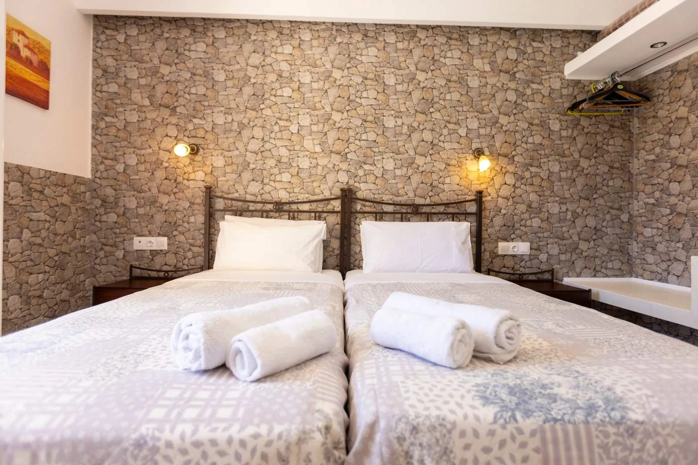 Twin beds and stone-pattern feature wall