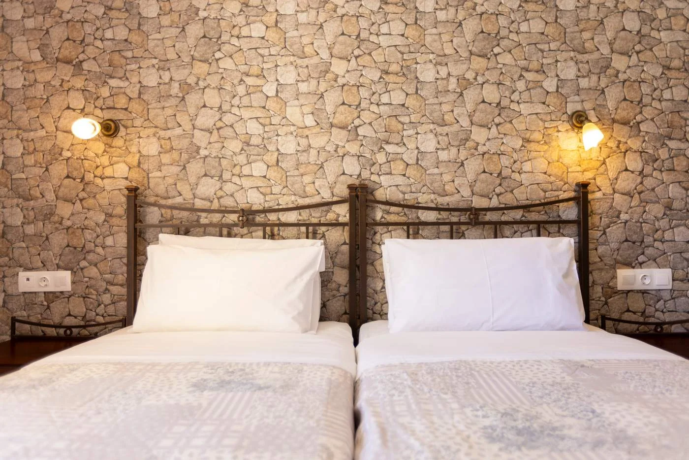 Twin beds with bedside lighting