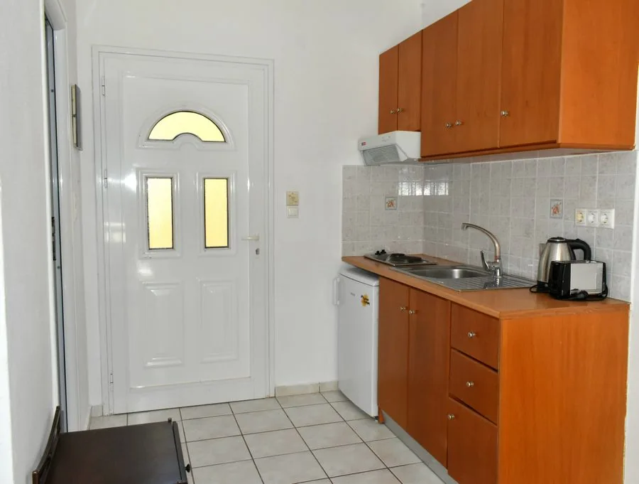 Kitchenette with fridge and cooking facilities