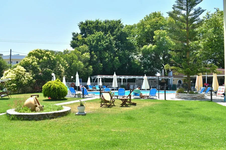 Lawn and swimming pool at Edem